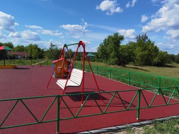 Смонтированная большая детская площадка с EPDM покрытием и разнообразным игровым оборудованием 2024